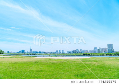 初夏的藍天和河床 114835375