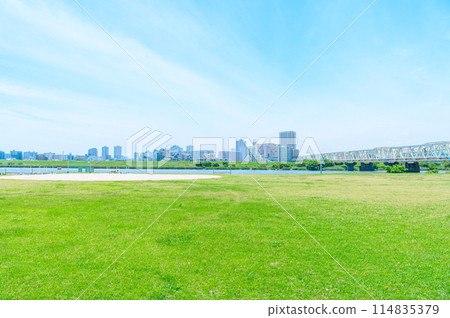 初夏的藍天和河床 114835379