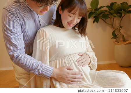 一對夫婦撫摸著未出生的嬰兒 114835697