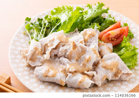 Cold pork shabu-shabu with sesame sauce 114836166