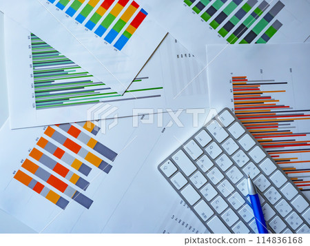 Graph and keyboard on the table 114836168