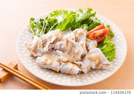 Cold pork shabu-shabu with sesame sauce 114836170