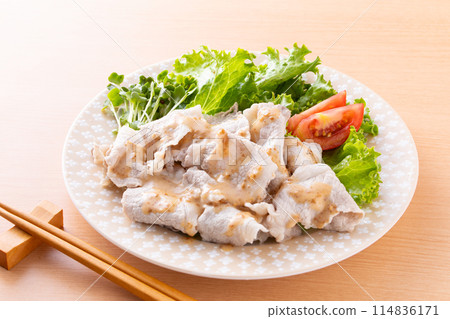 Cold pork shabu-shabu with sesame sauce 114836171