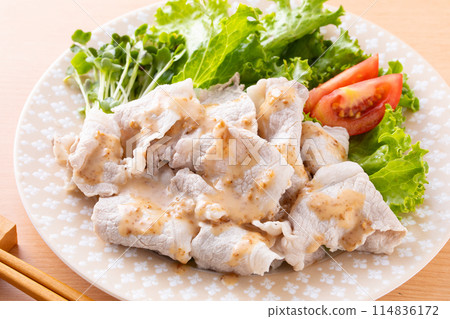 Cold pork shabu-shabu with sesame sauce 114836172