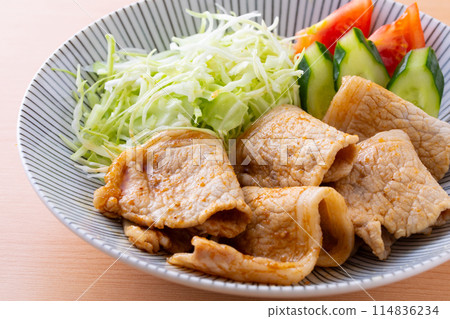 Eat pork with ginger 114836234