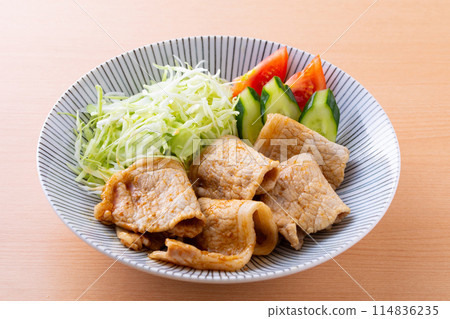 Eat pork with ginger 114836235