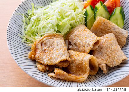 Eat pork with ginger 114836236