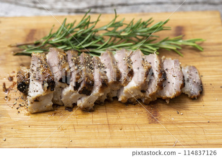 在營地吃自製的烤豬肉 在營地吃自製的烤豬肉 114837126