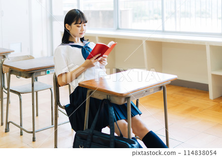 高中生在教室裡讀書 114838054