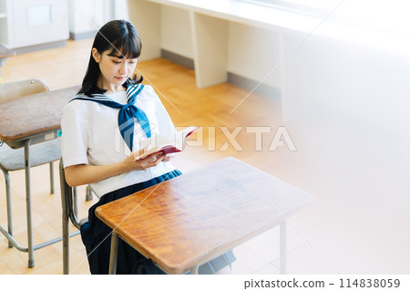 高中生在教室裡讀書 114838059
