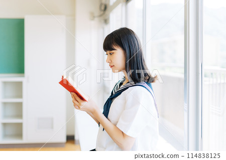 高中學生在教室裡看書 114838125