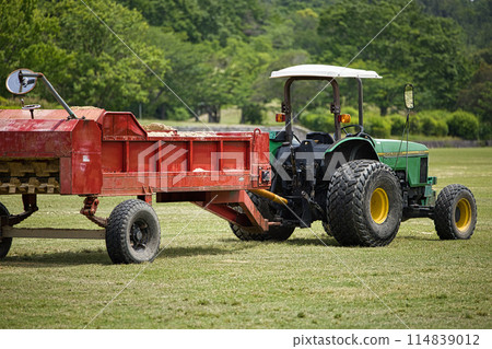 A vehicle used to maintain the lawn A vehicle used to maintain the lawn 114839012
