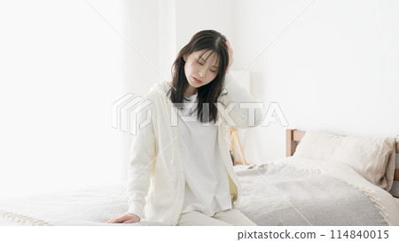 一個感覺不舒服的遲鈍的女人 一個感覺不舒服的遲鈍的女人 114840015