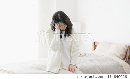 一個感覺不舒服的遲鈍的女人 一個感覺不舒服的遲鈍的女人 114840018