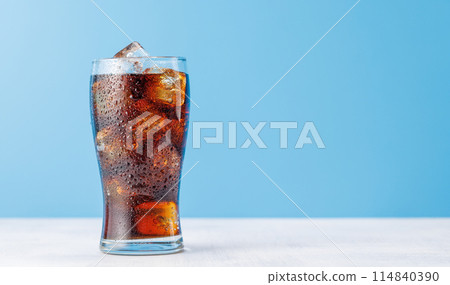Cola with ice in glass 114840390