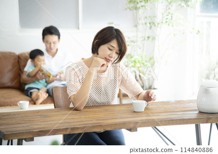 家庭主婦孤獨憂慮 114840886
