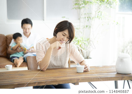 家庭主婦孤獨憂慮 114840887