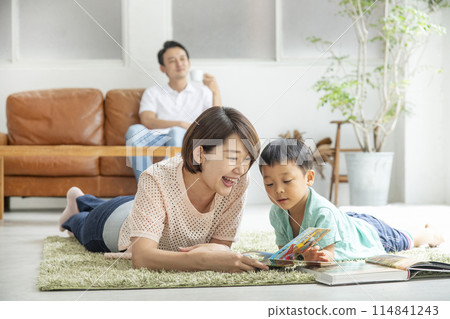 Parent and child reading living room self-restrained life Parent and child reading living room self-restrained life 114841243