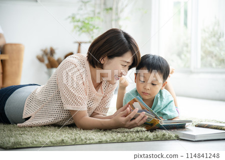 Parent and child reading living room self-restrained life Parent and child reading living room self-restrained life 114841248