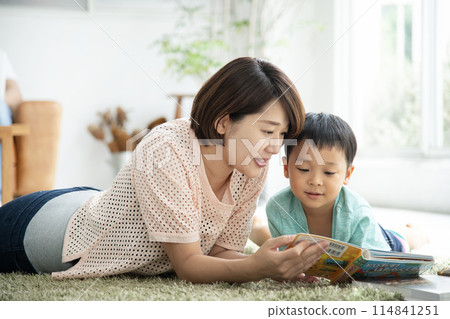 Parent and child reading living room self-restrained life 114841251