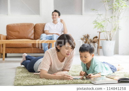 Parent and child reading living room self-restrained life Parent and child reading living room self-restrained life 114841258