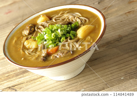 多用咖哩蕎麥麵,加大量蔥 多用咖哩蕎麥麵,加大量蔥 114841489