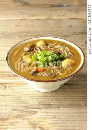 Curry soba noodles with plenty of spring onions 114841495