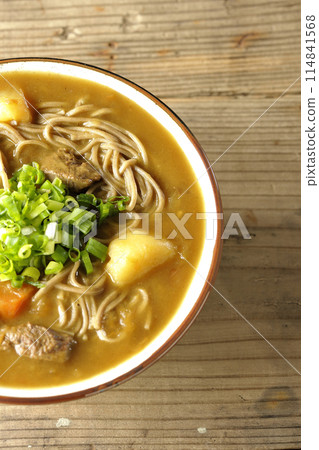 放了很多蔥的咖哩蕎麥麵鳥瞰圖 放了很多蔥的咖哩蕎麥麵鳥瞰圖 114841568