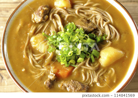 A bird's-eye view of curry soba noodles with plenty of green onions 114841569