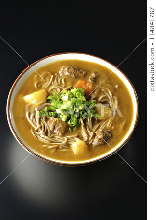 Aerial view of curry soba noodles with plenty of green onions on a black background 114841787