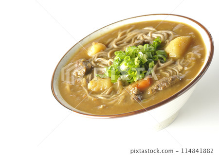 一張白色背景下加大量蔥的咖哩蕎麥麵的照片 一張白色背景下加大量蔥的咖哩蕎麥麵的照片 114841882