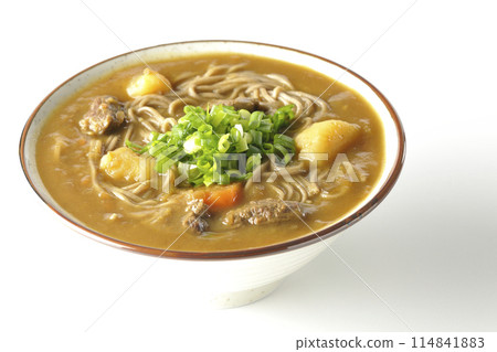 一張白色背景下加大量蔥的咖哩蕎麥麵的照片 一張白色背景下加大量蔥的咖哩蕎麥麵的照片 114841883
