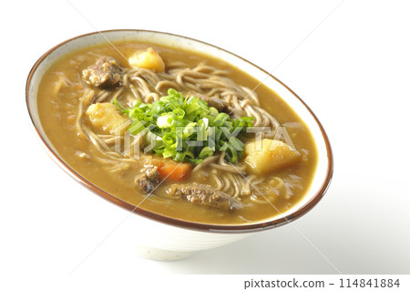 一張白色背景下加大量蔥的咖哩蕎麥麵的照片 一張白色背景下加大量蔥的咖哩蕎麥麵的照片 114841884