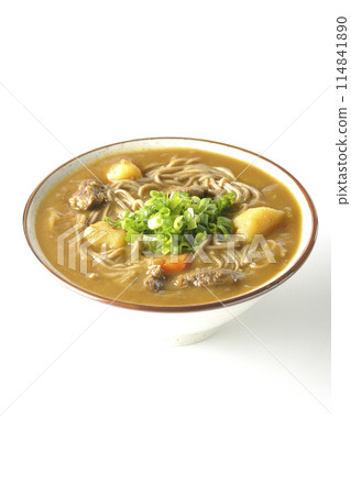 一張白色背景下加大量蔥的咖哩蕎麥麵的照片 114841890