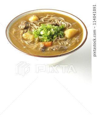 一張白色背景下加大量蔥的咖哩蕎麥麵的照片 114841891