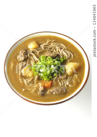 一張白色背景下加大量蔥的咖哩蕎麥麵的照片 一張白色背景下加大量蔥的咖哩蕎麥麵的照片 114841903