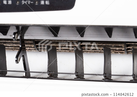 空調風扇上的污垢、黴菌和灰塵的特寫 空調風扇上的污垢、黴菌和灰塵的特寫 114842612