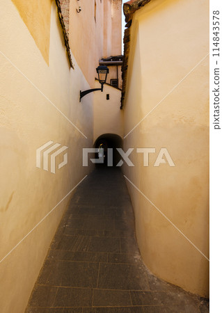 narrow street in the old city 114843578