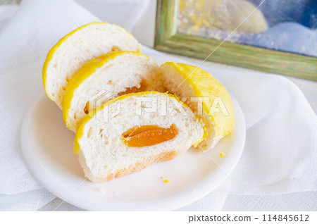 sliced lemon bread sliced lemon bread 114845612