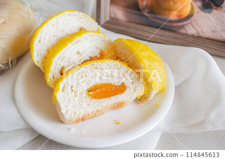 sliced lemon bread 114845613