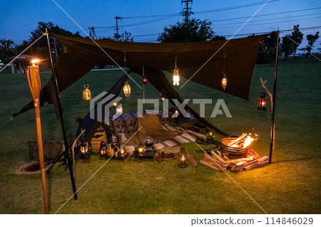 Solo camping, night camping, lamp, light, fantastic, bonfire, lantern 114846029