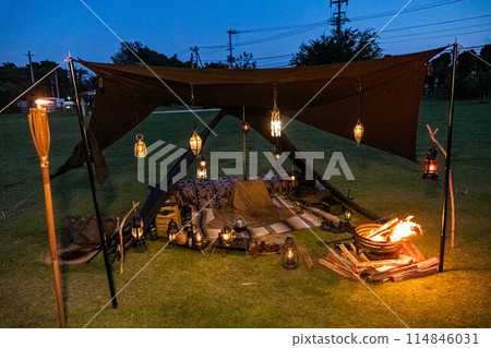 Solo camping, night camping, lamp, light, fantastic, bonfire, oil lantern 114846031