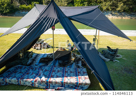 Black tent, grass site, tarp, black tent, teepee tent, solo camping, one-person tent 114846113