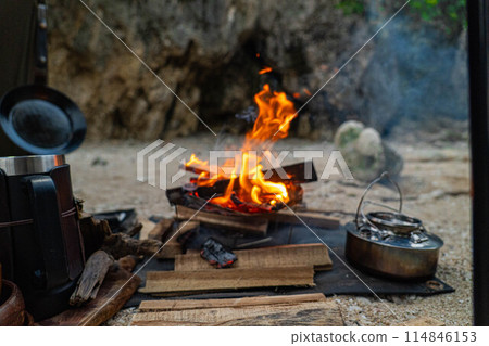 Bonfire, campfire stand, solo camping, rugged, camping, flame, light, nature, rocky area, adventure 114846153