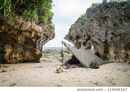 Solo camping, camping, beach, tent pitching, rugged camping Solo camping, camping, beach, tent pitching, rugged camping 114846167