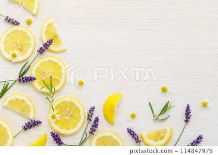 檸檬片、薰衣草和春黃菊的框架 檸檬片、薰衣草和春黃菊的框架 114847976