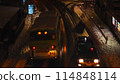 公共汽車和計程車在雪路上行駛 114848114