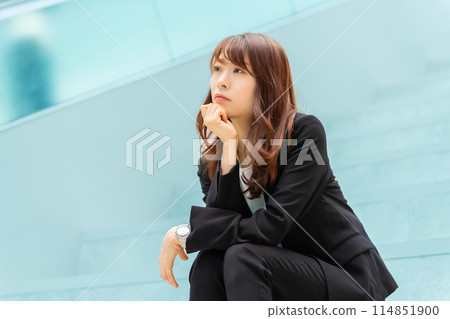 坐著思考的女商人 114851900