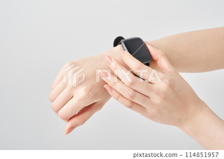 女人手腕上的智慧手錶 114851957