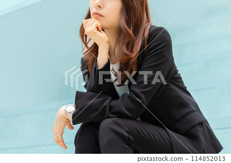 坐著思考的女商人 114852013